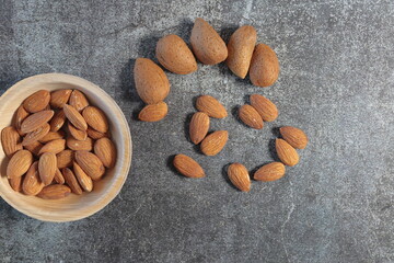 almendras fruto seco sobre mesa omega 3 vitaminas grasa vegetal