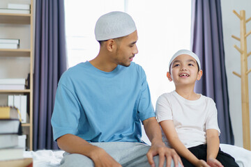 Obraz premium Asian muslim man and son are praying for Allah.