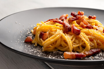 Pasta alla carbonara, ricetta tipica della cucina romana, cibo italiano 