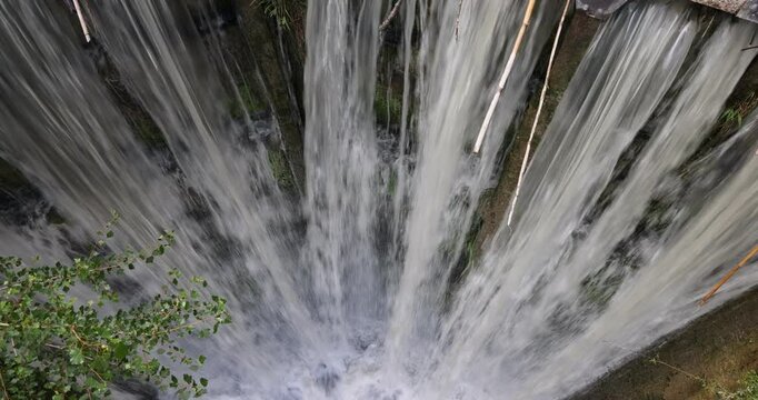 chute d'eau dans une &eacute;cluse