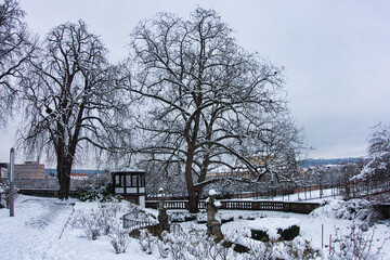 Blick über den Schlosspark im Winter 2023 bei Schnee in Saarbrücken