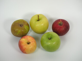 green and red apples