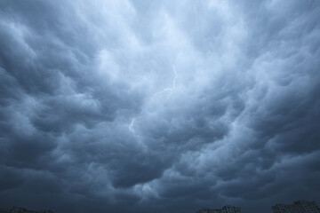 Obraz premium A stormy sky with a lightning bolt in the middle
