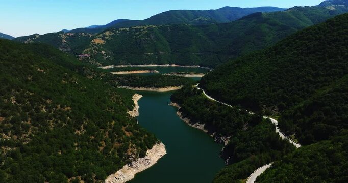 River Crevice Meandre Wide Waterway Family Vacation Spot Aerial Rise Reveal Mountain Tops