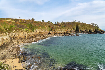 Bord de mer dans la rade de Brest, où les eaux turquoises de la mer d'Iroise scintillent sous un...