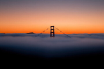 Obraz premium A bridge is seen in the distance with a foggy sky in the background