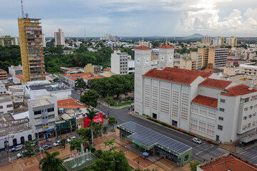 Vista aérea do centro histórico de Cuiabá, com a Igreja Matriz em foco, e o Morro de Santo...