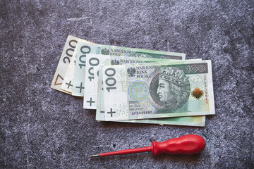 polskie banknoty ,śrubokręt  © Marcin Łazarczyk