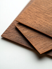 Strukturierte braune Papiere in verschiedenen Winkeln auf dunklem Hintergrund

