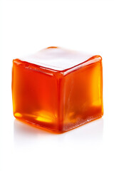 Gl&auml;nzender Karamellw&uuml;rfel schmilzt auf reflektierender Fl&auml;che

