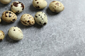 Obraz premium Quail eggs on gray background