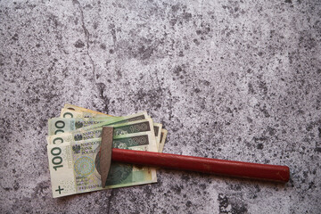 polskie banknoty ,młotek  © Marcin Łazarczyk