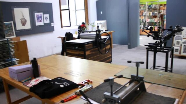 Taller de gr&aacute;fica vac&iacute;o de d&iacute;a, equipado con materiales y objetos necesario para crear arte.