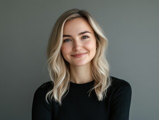 Obraz premium Smiling Woman with Blonde Hair and Bob Cut