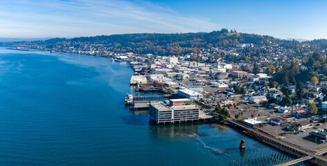 Fototapeta premium High-angle view of Astoria, Oregon, showcasing the city's waterfront and surrounding hills. Buildings line the Columbia River, Oregon, USA