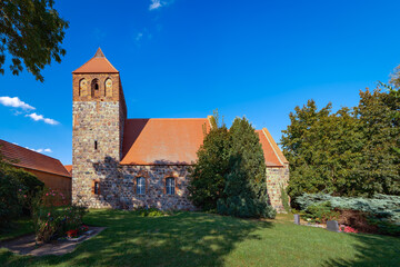 An der denkmalgeschützten mittelalterlichen Dorfkirche in Werder, einem Ortsteil der Stadt Jüterbog, lassen sich die verschiedenen Bauepochen erkennen