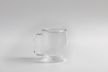Tasse transparente en verre. Café vide ou tasse de thé. Isolé sur fond blanc