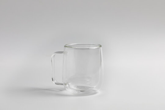 Tasse transparente en verre. Caf&eacute; vide ou tasse de th&eacute;. Isol&eacute; sur fond blanc