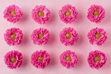 Obraz premium Elegant pink carnations adorned with sparkling gold glitter for romantic floral designs, festive occasions, and decorative background themes