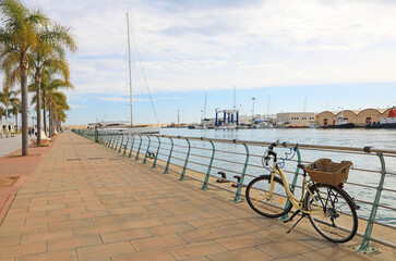 bicicleta aparcada en el paseo peatonal de gandia  puerto rio serpis valencia venecia canal 4M0A7202-as25