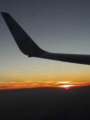 Por do sol da janela do avi&atilde;o 