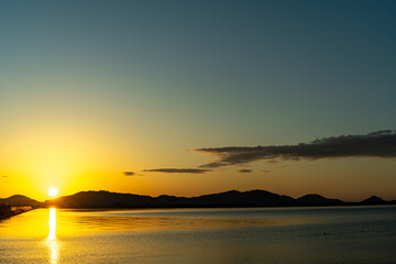 Obraz premium 日の出とオレンジに染まる海