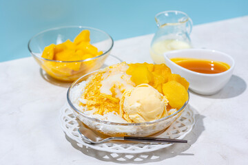 マンゴーとバニラアイスがトッピングされた台湾風ミルクかき氷