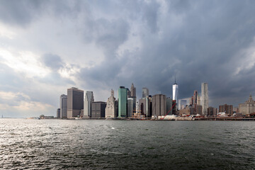 Naklejka premium Manhattan, New York skyline under dramatic cloud cover.