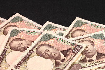 黒背景の1万円札