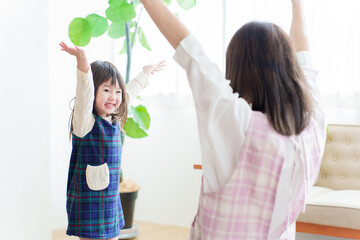 保育園で運動をする女の子