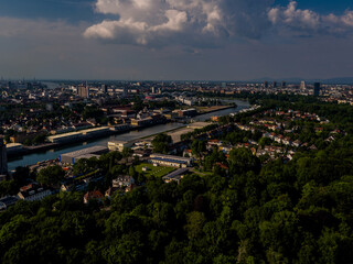 Ludwigshafen bei Nacht – Faszinierende Skyline mit beleuchteten Straßen und Verkehr