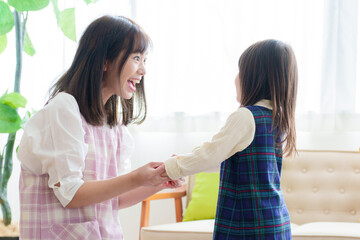 保育園で女の子と遊ぶ保育士