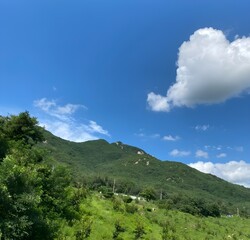 Nube en forma de corazón en el cielo azul claro
