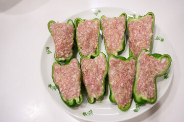 肉詰めピーマンの下準備
