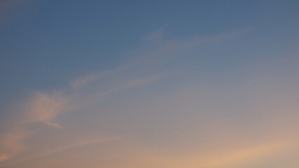 Obraz premium Serene Sunset Sky with Delicate Clouds