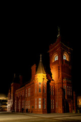 Obraz premium Pierhead Building illuminating Cardiff Bay at night