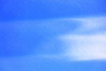 積もった雪に差し込む光がデザイン的な雪面模様