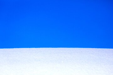 青い空と白い雪の美しいコントラスト
