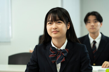 授業で勉強する高校の制服を着たアジアのティーンエイジャー