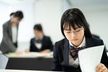 高校の制服を着て授業を勉強するアジアのティーンエイジャー