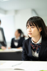 授業で勉強する高校の制服を着たアジアのティーンエイジャー