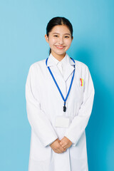 白衣を着たアジアの 10 代の少女の肖像画