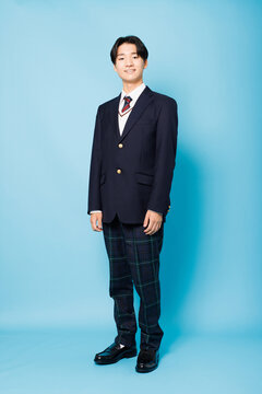 高校の制服を着たアジアの 10 代の少年の肖像画