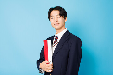 高校の制服を着たアジアの 10 代の少年の肖像画