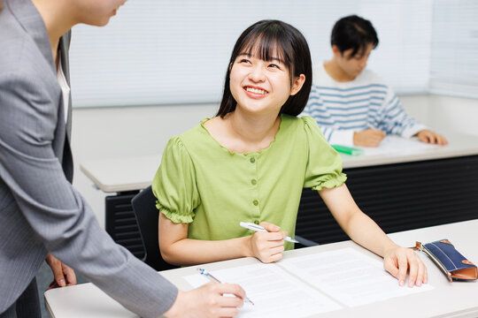 アジアの 10 代の少女を指導する授業料の先生