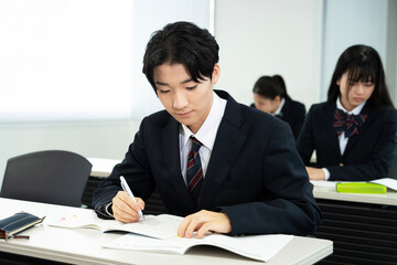 授業で勉強する高校の制服を着たアジアのティーンエイジャー