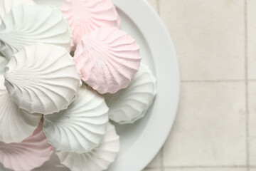 Obraz premium Plate of sweet zefirs on light background, closeup