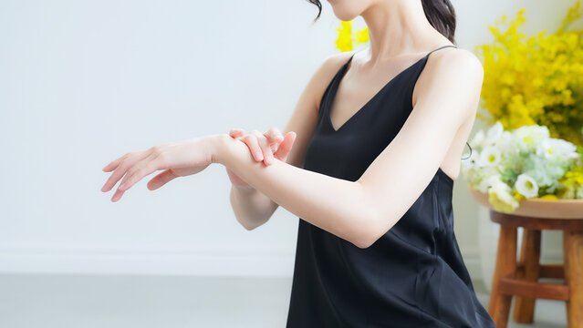 女性, 日本人, 脱毛, スキンケア, クリーム, オイル, 保湿, 腕, 二の腕, 美白, 日焼け止め, 塗る, パーフェクション, 美容, ビューティー, ビューティ, 美肌, 美顔, アンチエイジング, エイジングケア, 肌ケア, 花, セルフケア, ニキビケア, コスメ, 化粧品, メイク, エステ, サロン, 若い, オトナ, きれいめ, キレイめ, シンプル, 清潔感, 上品, ボタニ