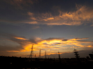 Fototapeta premium 夕陽に照らされた都市の風景のボケたイメージ写真