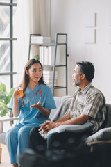 Obraz premium Female doctor discusses medication with patient